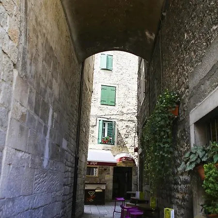 Lucena Apartment Split